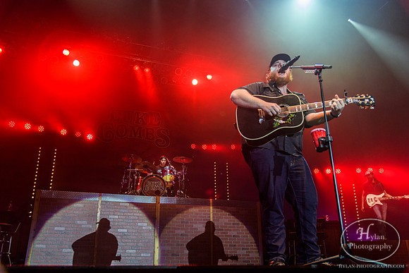 LukeCombs-HylanPhotography-SandsEventCenter-CatCountry96-211115.jpg