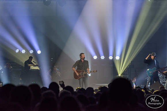 BlakeShelton-HylanPhotography-MoheganSunArena-CatCountry-01.jpg