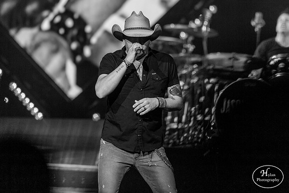 JasonAldean-HylanPhotography-PPLCenter-CatCountry-213402.jpg