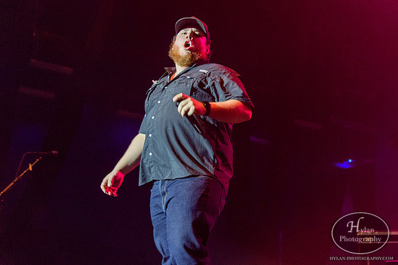 LukeCombs-HylanPhotography-SandsEventCenter-CatCountry96-210512.jpg