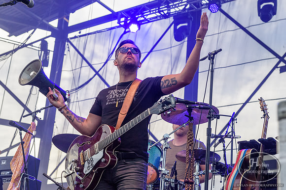 BrothersOsborne-HylanPhotography-AllentownFair2016-CatCountry-01.jpg