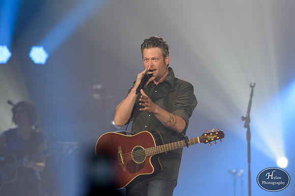 BlakeShelton-HylanPhotography-MoheganSunArena-CatCountry-204430.jpg