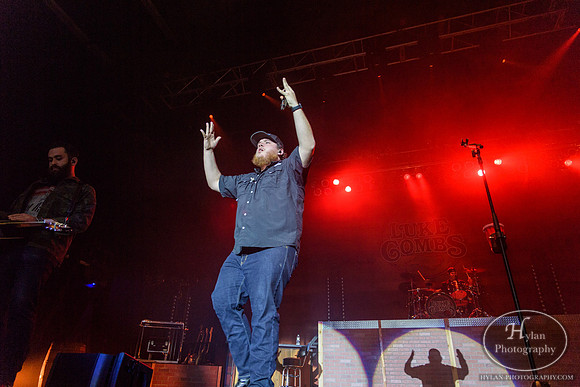 LukeCombs-HylanPhotography-SandsEventCenter-CatCountry96-5.jpg