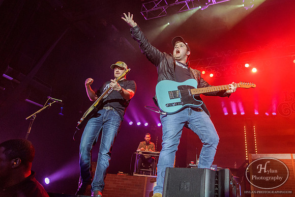 LukeCombs-HylanPhotography-SandsEventCenter-CatCountry96-2-15.jpg