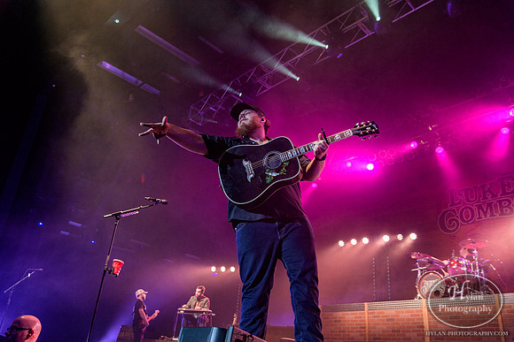 LukeCombs-HylanPhotography-SandsEventCenter-CatCountry96-2-11.jpg