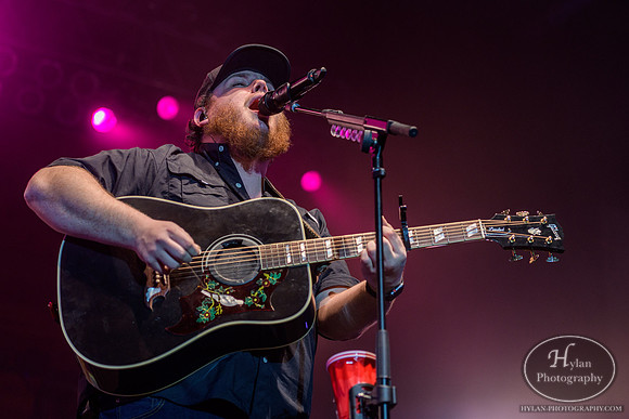 LukeCombs-HylanPhotography-SandsEventCenter-CatCountry96-2-8.jpg