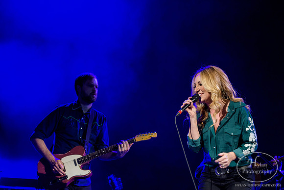 LeeAnnWomack-HylanPhotography-MoheganPa-CatCountry96-2-2.jpg