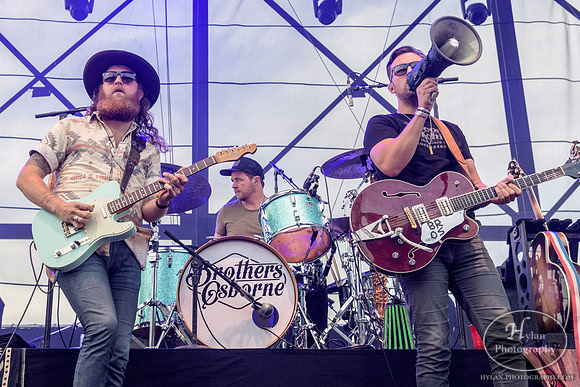 BrothersOsborne-HylanPhotography-AllentownFair2016-CatCountry-190058.jpg