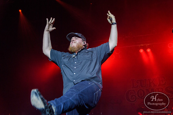LukeCombs-HylanPhotography-SandsEventCenter-CatCountry96-2-7.jpg