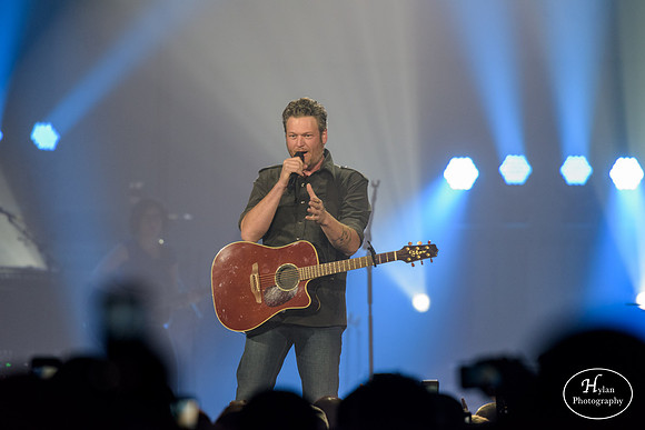 BlakeShelton-HylanPhotography-MoheganSunArena-CatCountry-204432.jpg