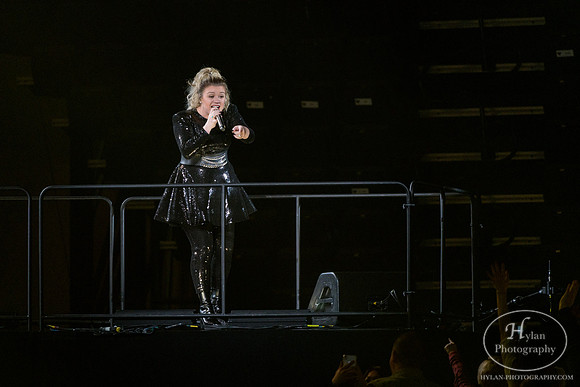 KellyClarkson-HylanPhotography-PPLCenter-WLEV-205708.jpg