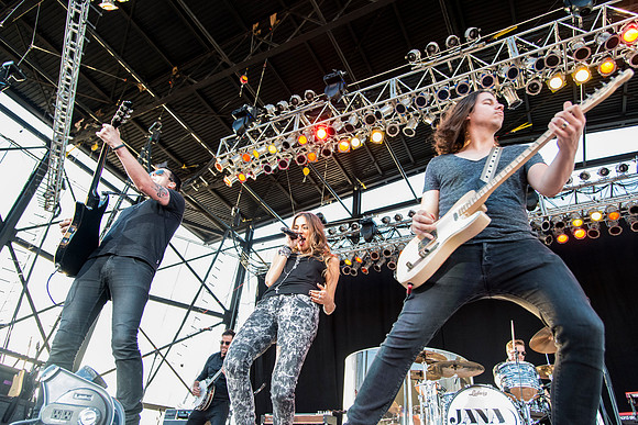 Jana-Kramer-Hylan-Allentown-Fair-2014-6.jpg