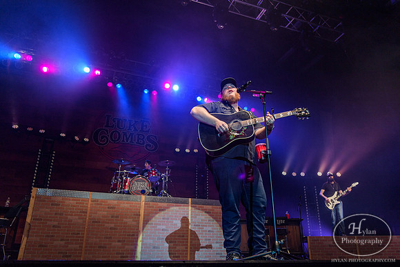 LukeCombs-HylanPhotography-SandsEventCenter-CatCountry96-3.jpg