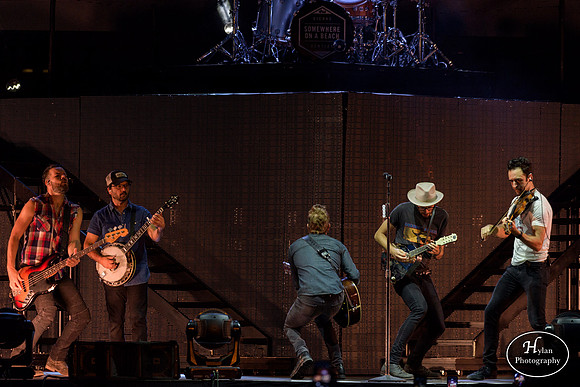 DierksBentley-HylanPhotography-Musikfest2016-CatCountry-02.jpg