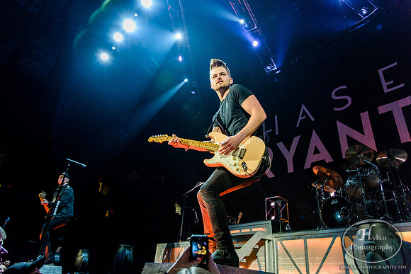 ChaseBryant-HylanPhotography-MoheganSunArena-CatCountry-01.jpg