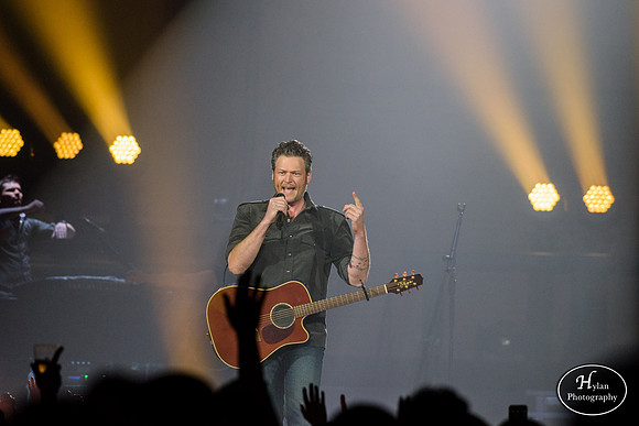 BlakeShelton-HylanPhotography-MoheganSunArena-CatCountry-204356.jpg