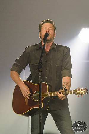 BlakeShelton-HylanPhotography-MoheganSunArena-CatCountry-02.jpg