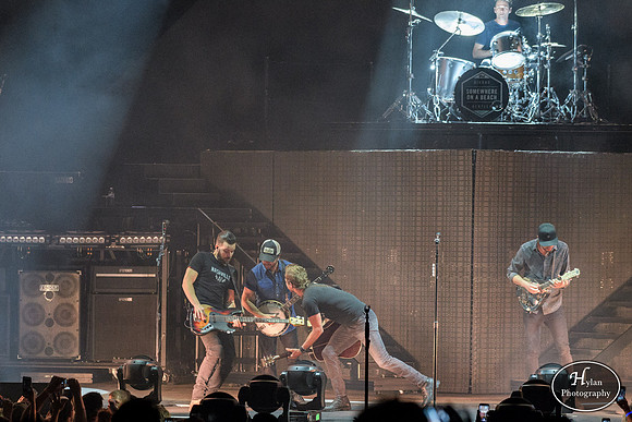 DierksBentley-HylanPhotography-PavilionAtMontage-CatCountry-213354.jpg