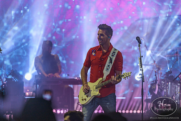 JakeOwen-HylanPhotography-MoheganSunArenaPa-CatCountry-210608.jpg