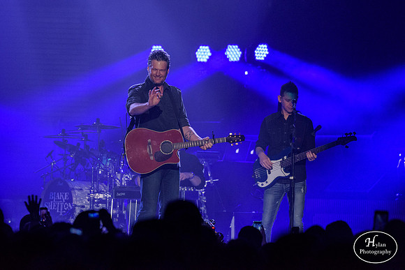 BlakeShelton-HylanPhotography-MoheganSunArena-CatCountry-02-3.jpg