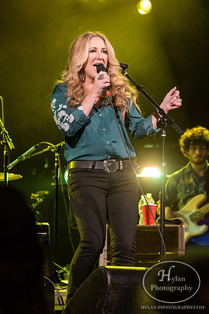 LeeAnnWomack-HylanPhotography-MoheganPa-CatCountry96-6.jpg