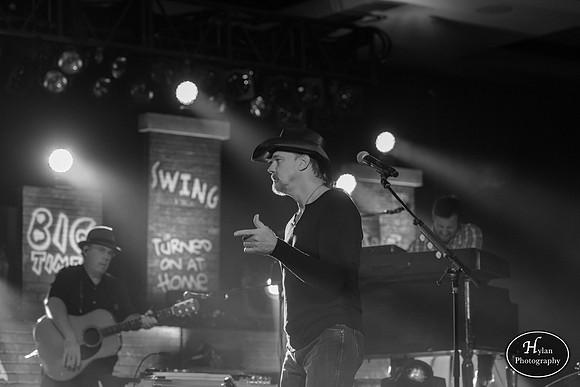 TraceAdkins-HylanPhotography-MoheganSunPocono-CatCountry-01.jpg