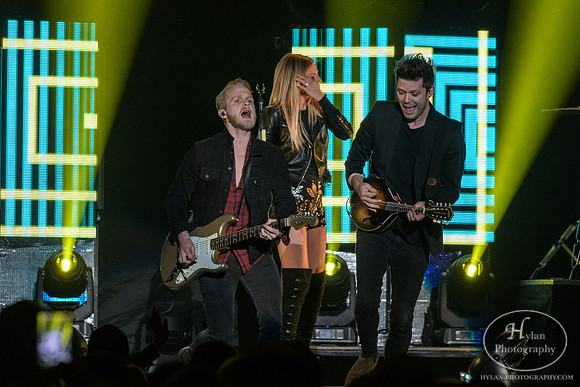KelseaBallerini-HylanPhotography-MoheganSunArenaPa-CatCountry-202315.jpg
