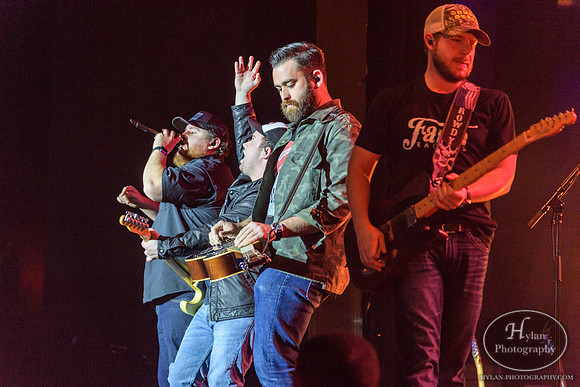 LukeCombs-HylanPhotography-SandsEventCenter-CatCountry96-2-5.jpg