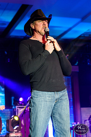TraceAdkins-HylanPhotography-MoheganSunPocono-CatCountry-01-4.jpg
