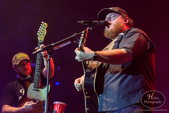 LukeCombs-HylanPhotography-SandsEventCenter-CatCountry96-211328.jpg