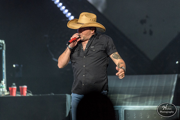 JasonAldean-HylanPhotography-PPLCenter-CatCountry-213340.jpg
