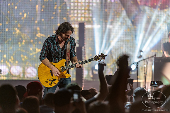 JakeOwen-HylanPhotography-MoheganSunArenaPa-CatCountry-2-5.jpg