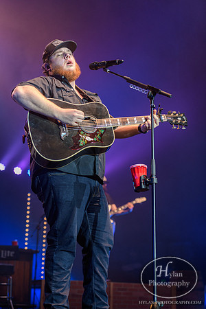LukeCombs-HylanPhotography-SandsEventCenter-CatCountry96-211152.jpg