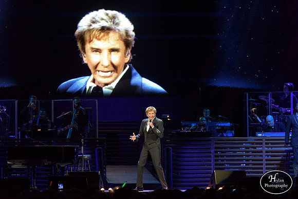 BarryManilow-HylanPhotography-MoheganSunArena-WLEV-01-8.jpg