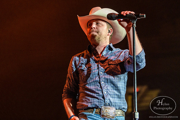 JustinMoore-HylanPhotography-MoheganPa-CatCountry96-2-10.jpg