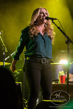 LeeAnnWomack-HylanPhotography-MoheganPa-CatCountry96-193226.jpg