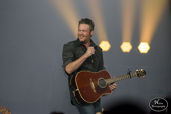 BlakeShelton-HylanPhotography-MoheganSunArena-CatCountry-01-5.jpg