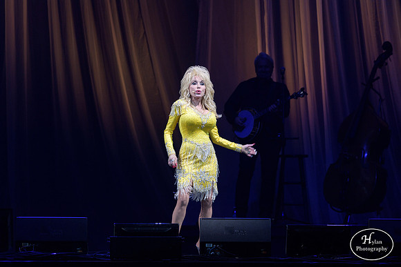DollyParton-HylanPhotography-MoheganSunArenaPa-CatCountry-01-2.jpg