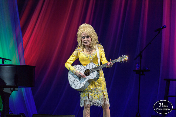 DollyParton-HylanPhotography-MoheganSunArenaPa-CatCountry-201448.jpg