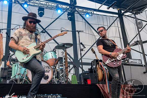 BrothersOsborne-HylanPhotography-AllentownFair2016-CatCountry-01-3.jpg