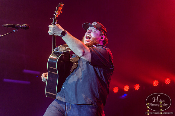 LukeCombs-HylanPhotography-SandsEventCenter-CatCountry96-2-17.jpg