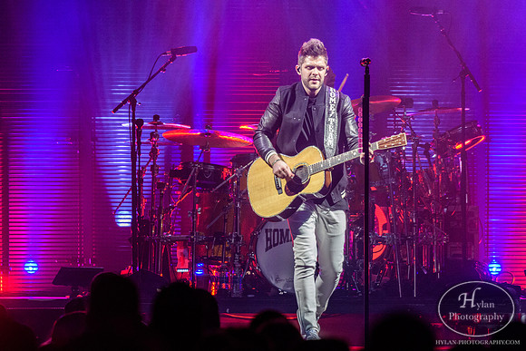 ThomasRhett-HylanPhotography-MoheganSunArenaPa-CatCountry-03-5.jpg