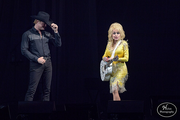 DollyParton-HylanPhotography-MoheganSunArenaPa-CatCountry-200810.jpg