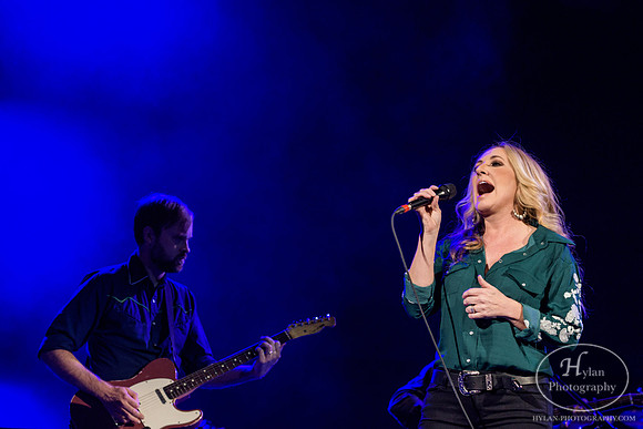 LeeAnnWomack-HylanPhotography-MoheganPa-CatCountry96-2.jpg