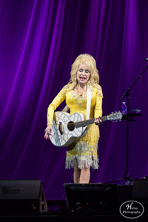 DollyParton-HylanPhotography-MoheganSunArenaPa-CatCountry-200930.jpg