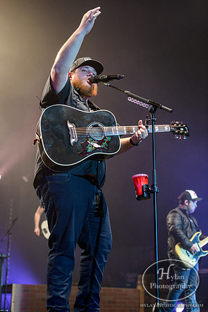 LukeCombs-HylanPhotography-SandsEventCenter-CatCountry96-4-2.jpg