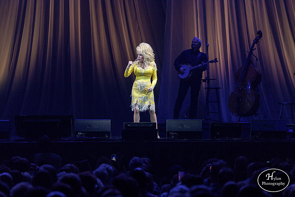 DollyParton-HylanPhotography-MoheganSunArenaPa-CatCountry-200520.jpg