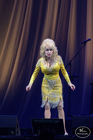 DollyParton-HylanPhotography-MoheganSunArenaPa-CatCountry-200500.jpg