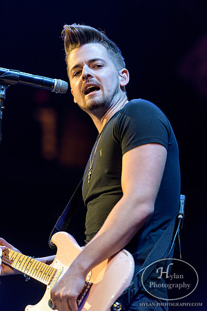 ChaseBryant-HylanPhotography-MoheganSunArena-CatCountry-201312.jpg