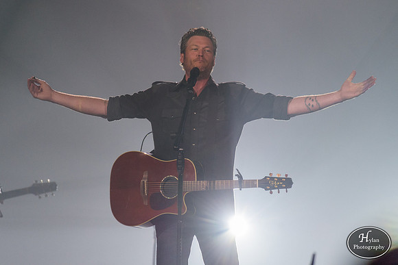 BlakeShelton-HylanPhotography-MoheganSunArena-CatCountry-204238.jpg